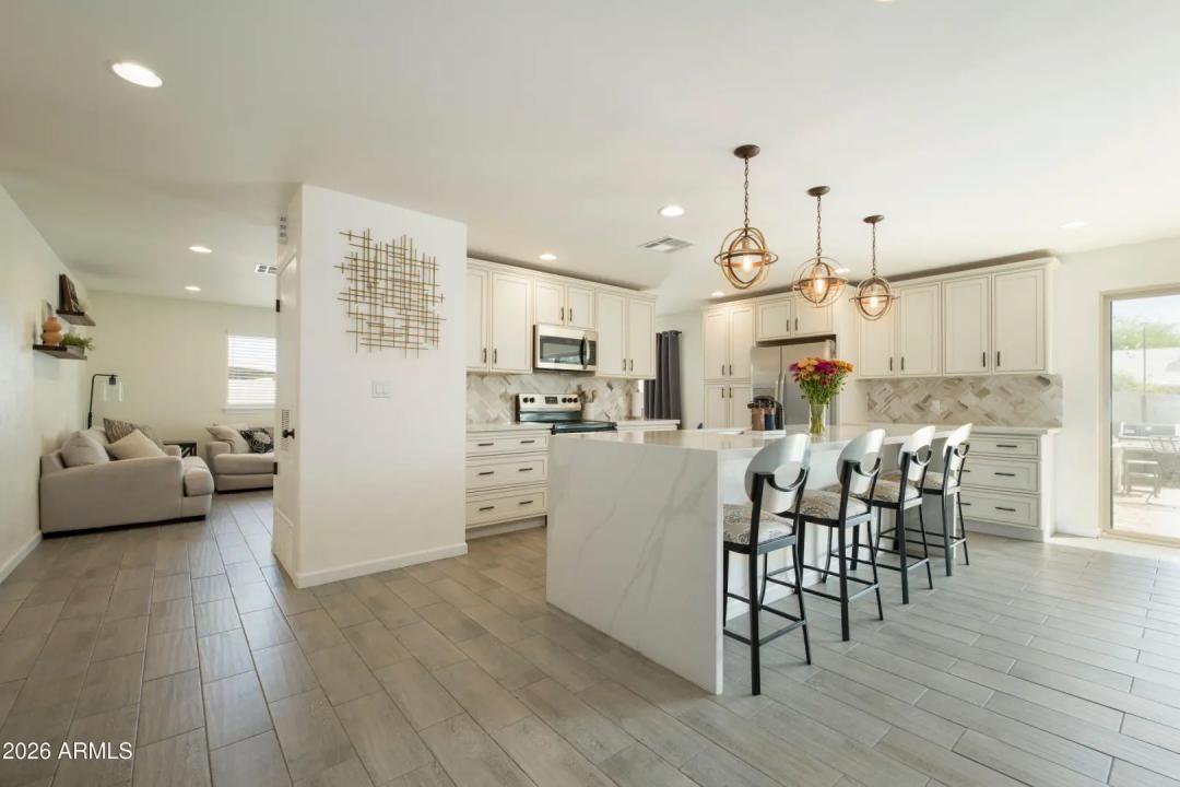 Real Estate Picture 4