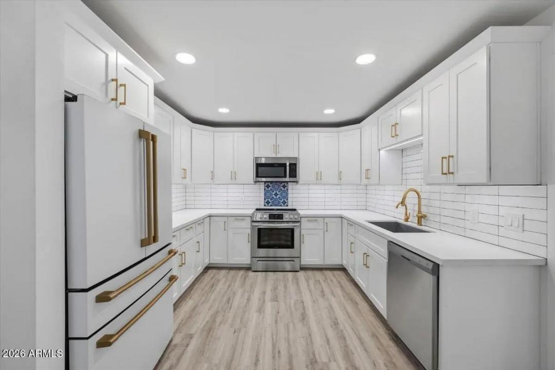 Real Estate Picture 12