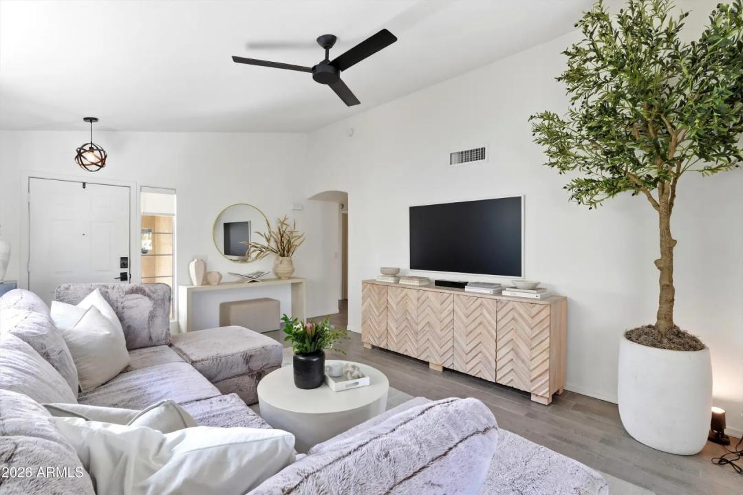 Real Estate Picture 12