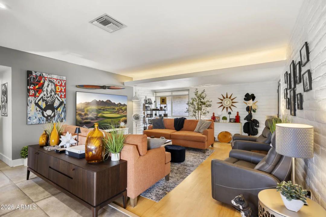 Real Estate Picture 3
