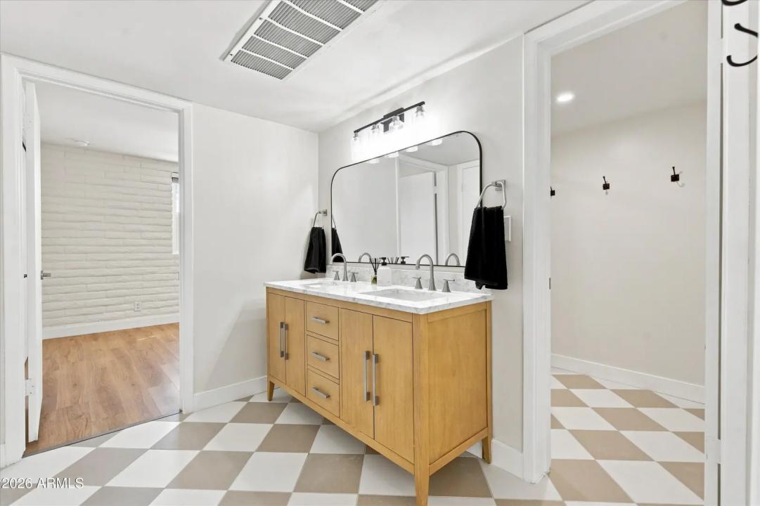 Real Estate Picture 11