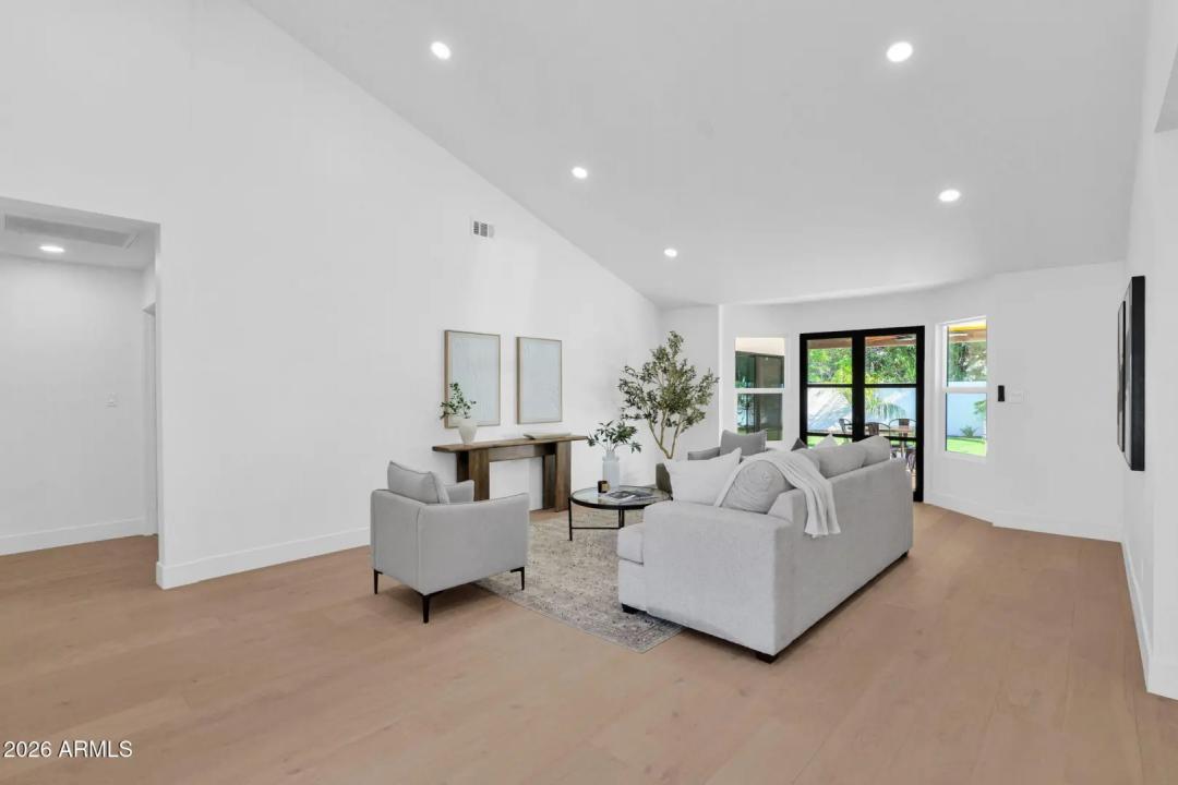 Real Estate Picture 11