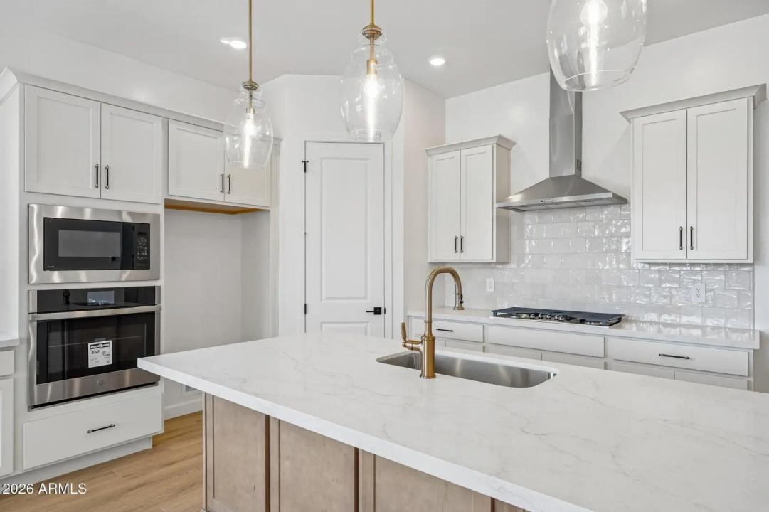 Real Estate Picture 12