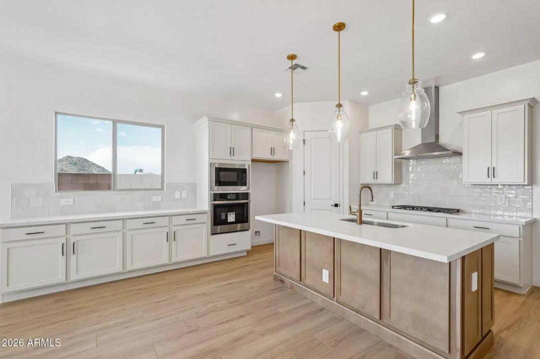 Real Estate Picture 14