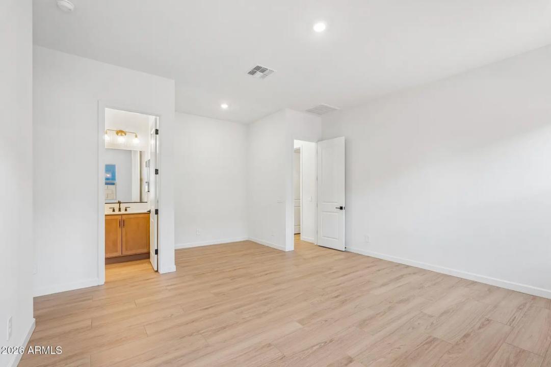 Real Estate Picture 24