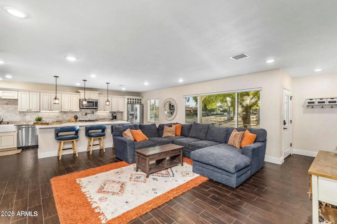 Real Estate Picture 4