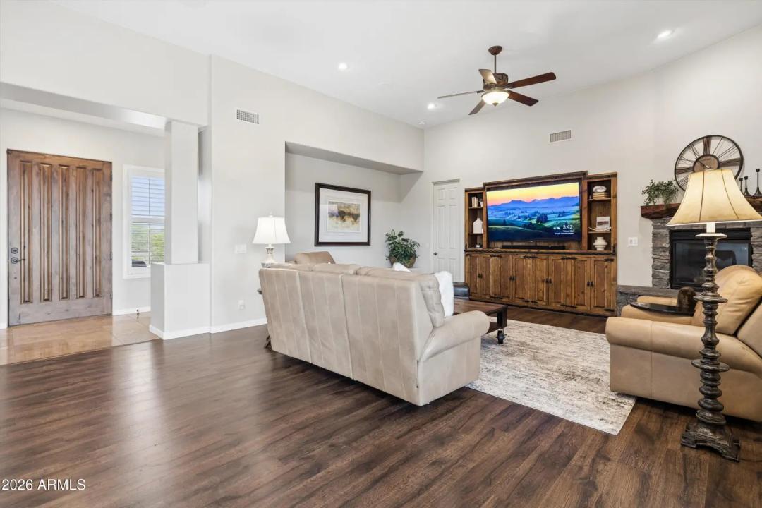 Real Estate Picture 17
