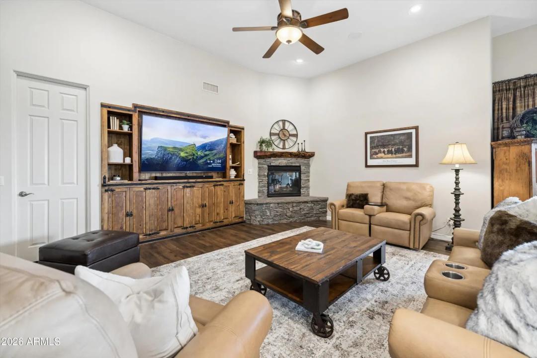 Real Estate Picture 18