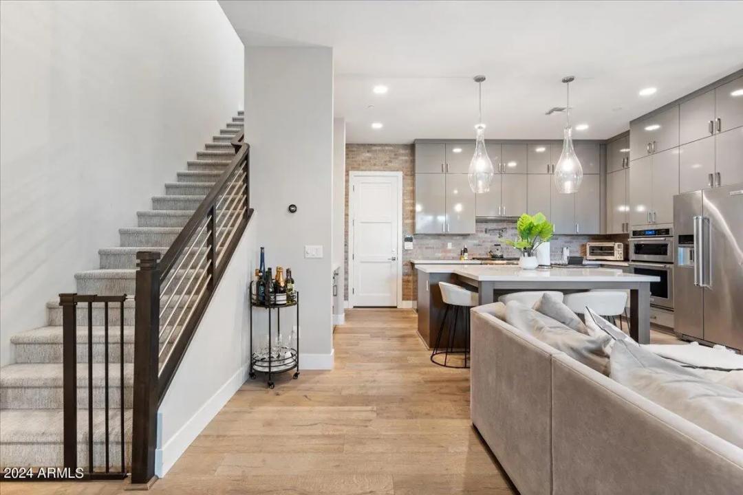 Real Estate Picture 4
