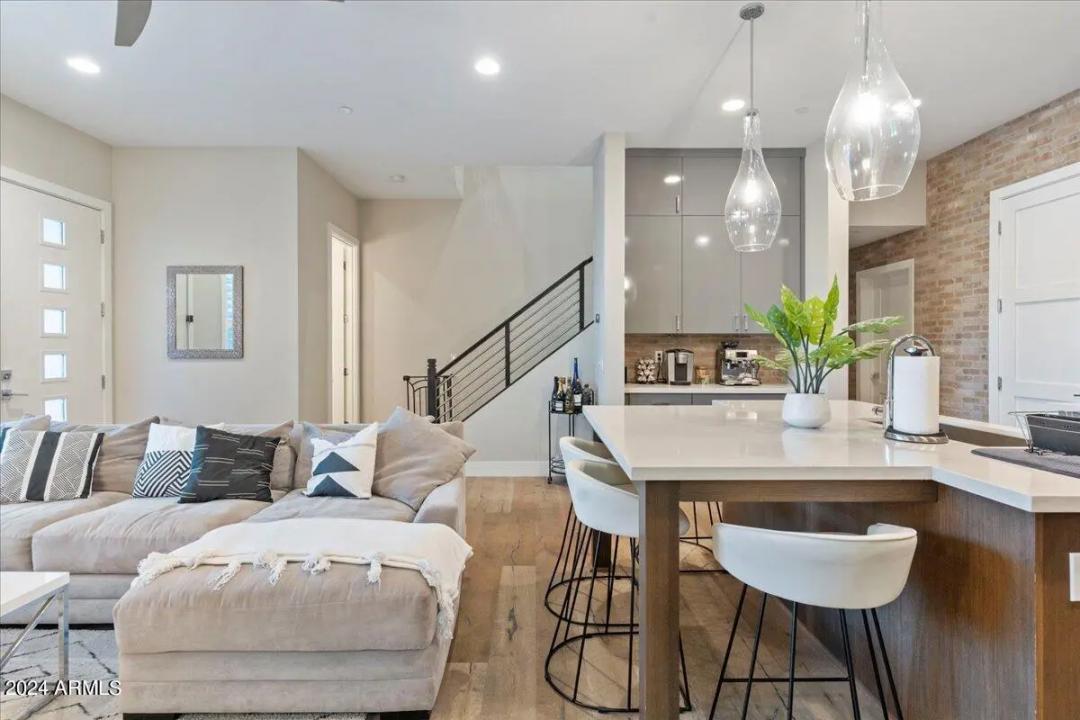 Real Estate Picture 8