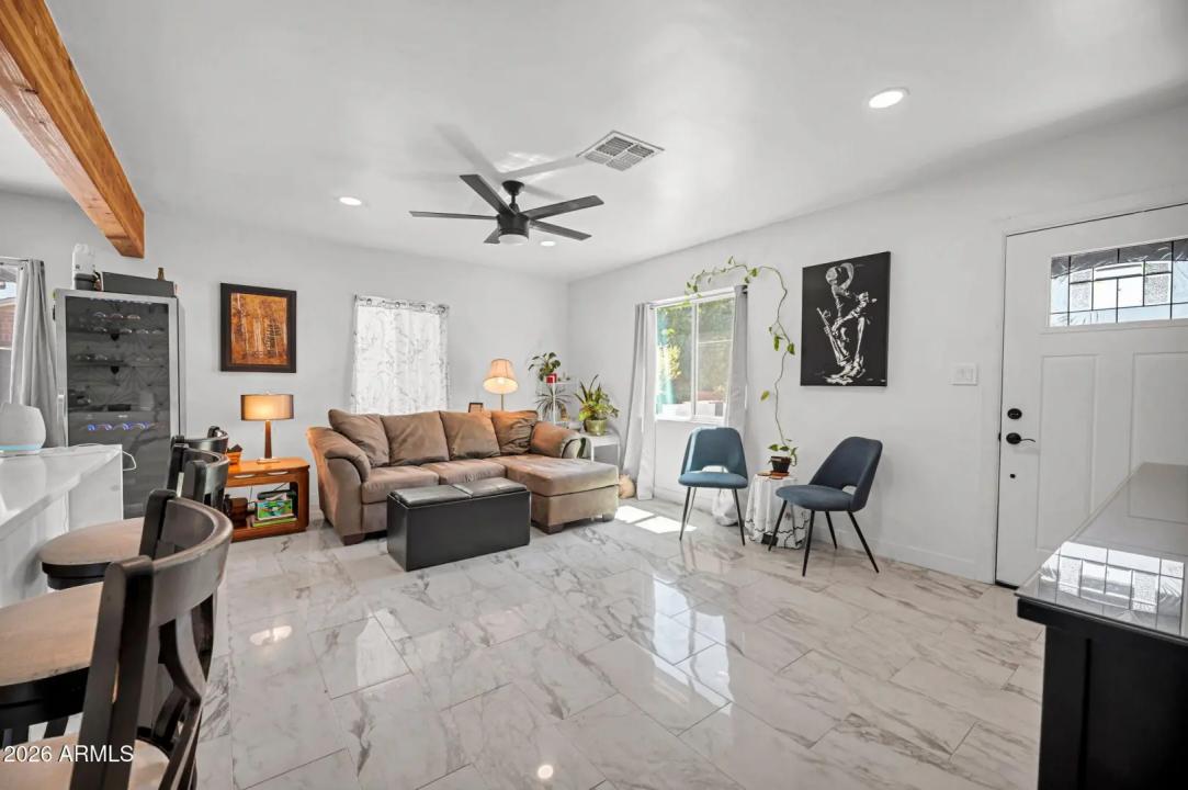 Real Estate Picture 4