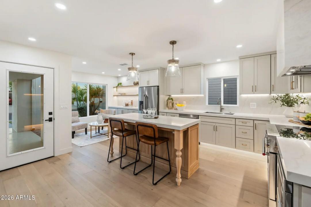 Real Estate Picture 3