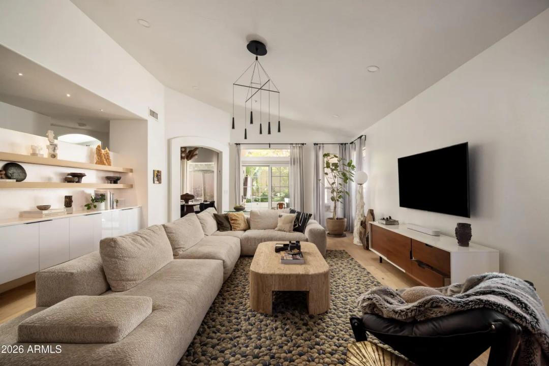 Real Estate Picture 8