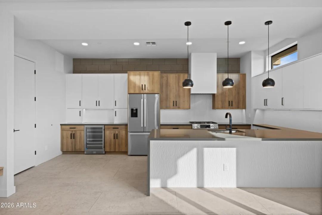 Real Estate Picture 4