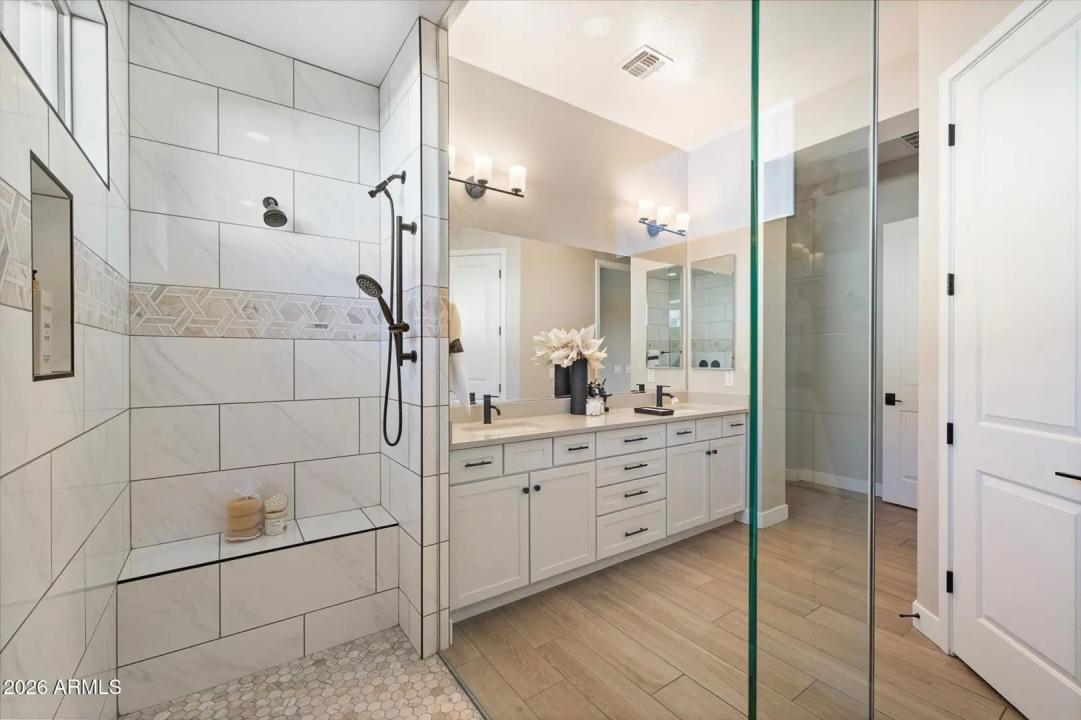 Real Estate Picture 24