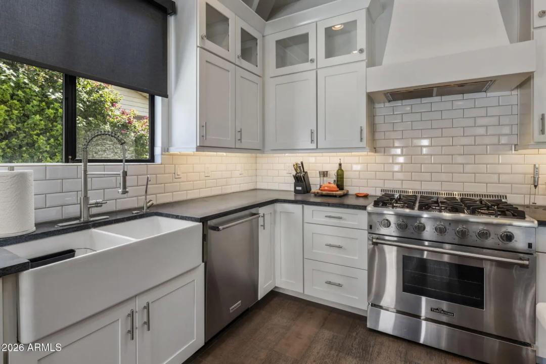 Real Estate Picture 11
