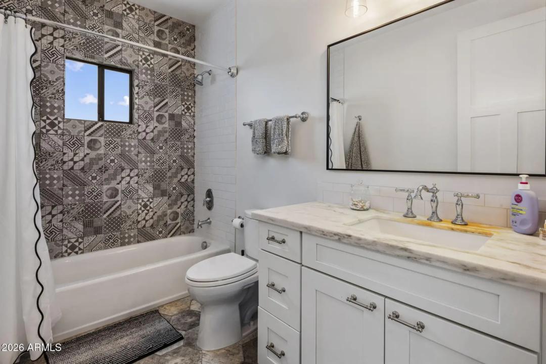 Real Estate Picture 24