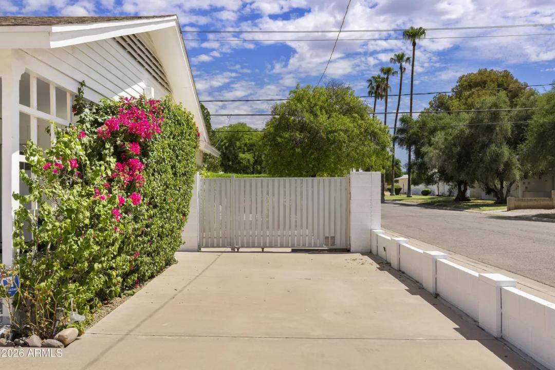 Real Estate Picture 3