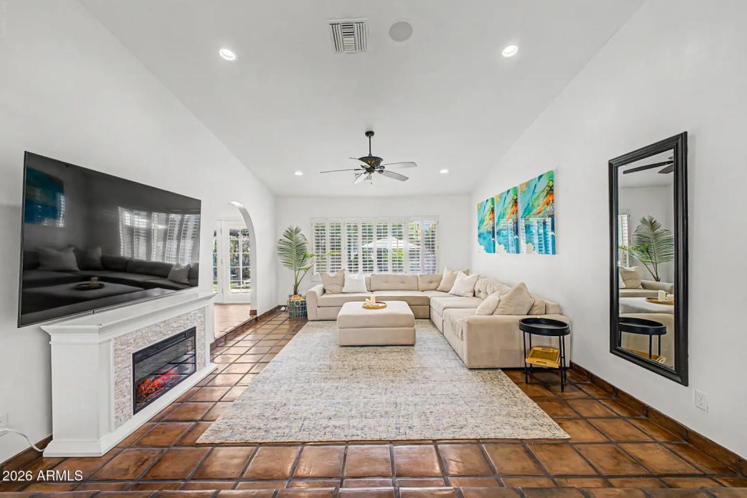Real Estate Picture 11