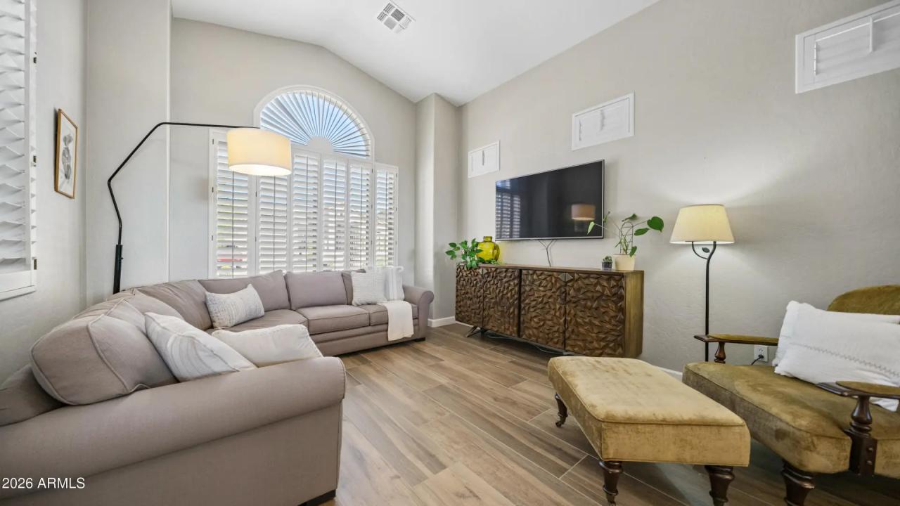Real Estate Picture 11