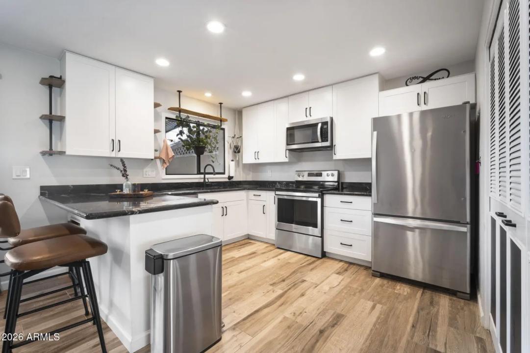Real Estate Picture 18