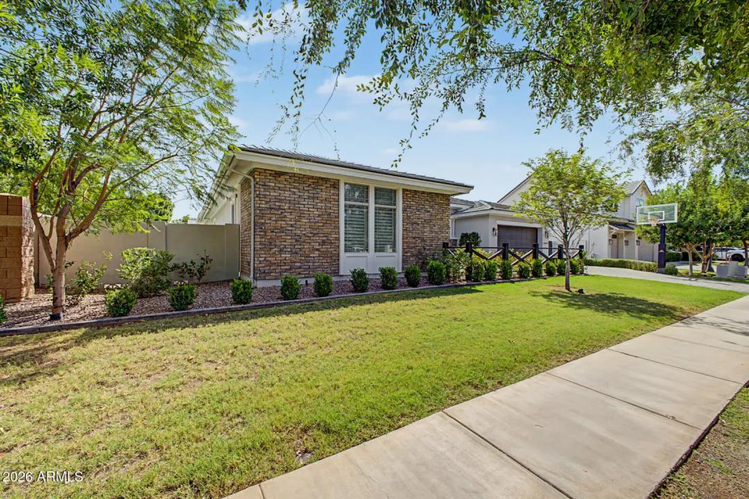 Real Estate Picture 3