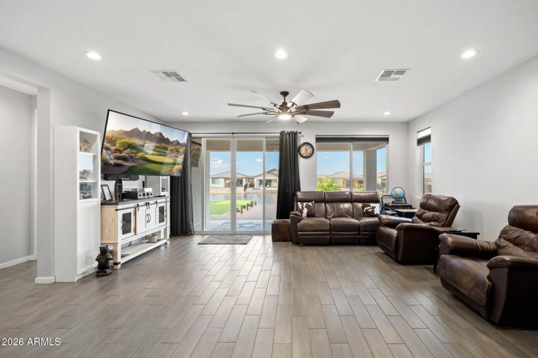 Real Estate Picture 16