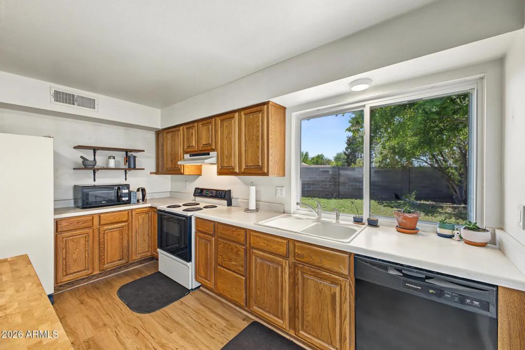 Real Estate Picture 11