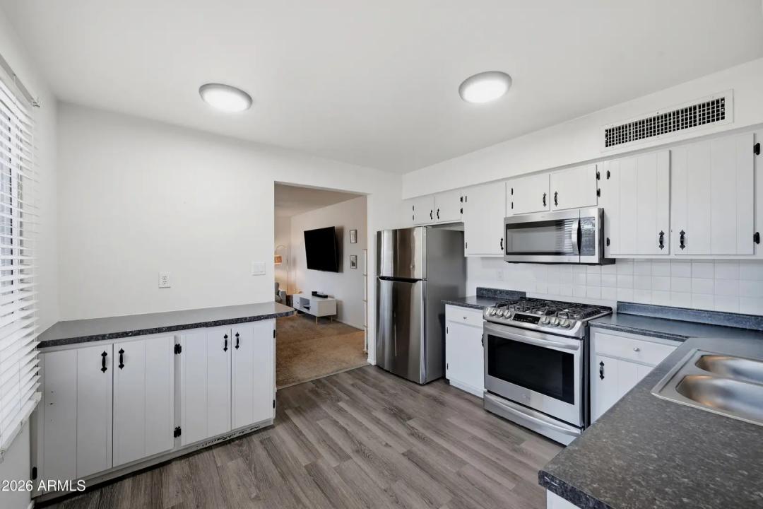 Real Estate Picture 9