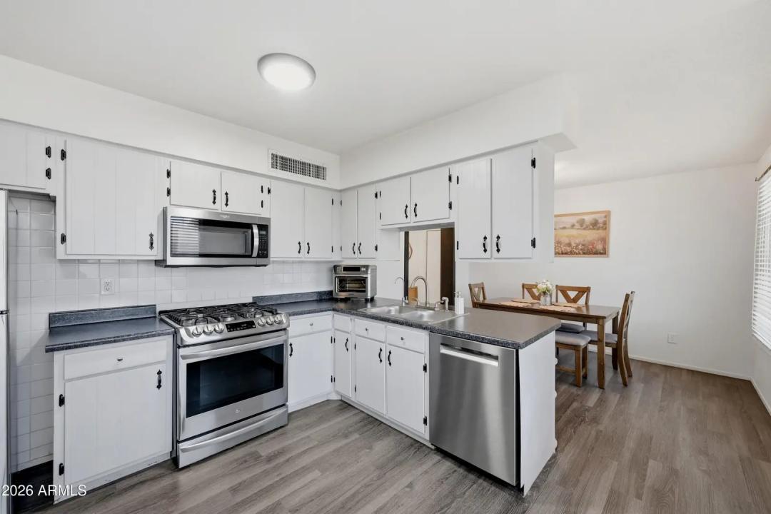 Real Estate Picture 8