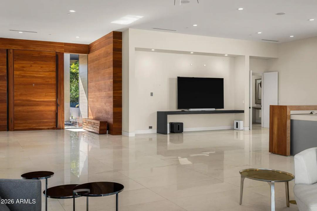 Real Estate Picture 8