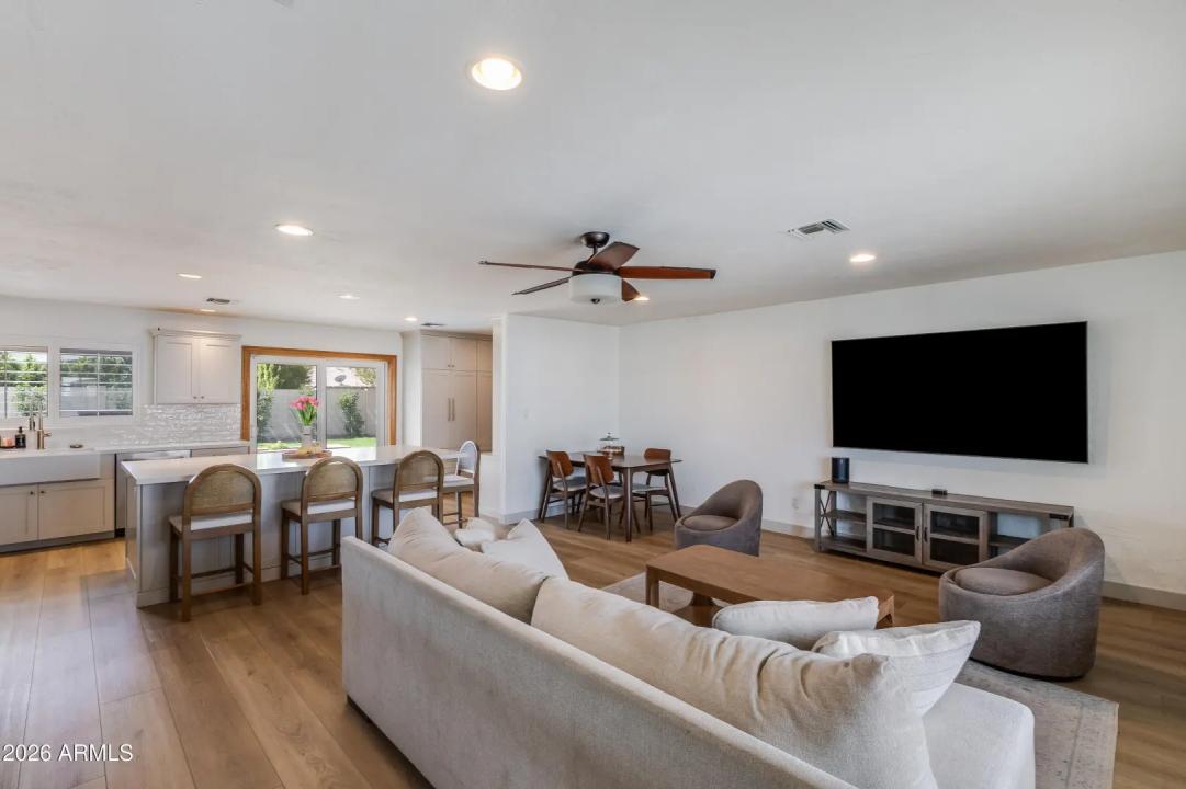 Real Estate Picture 4