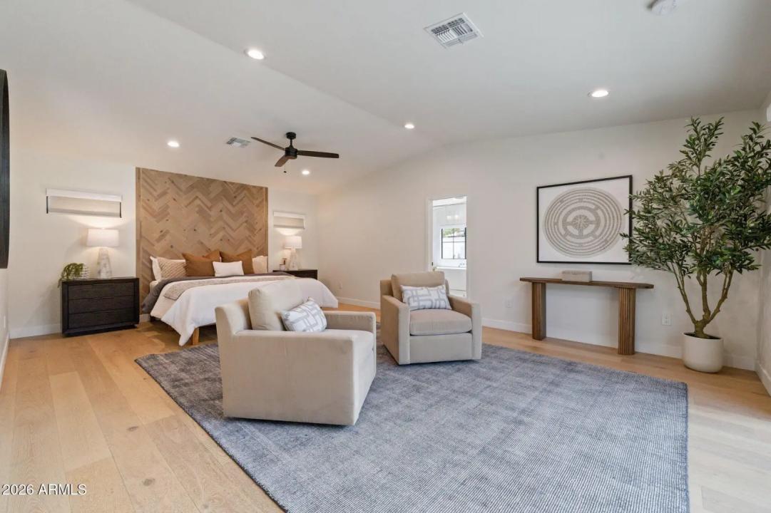 Real Estate Picture 16