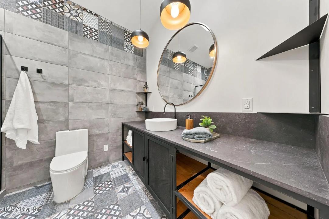 Real Estate Picture 12