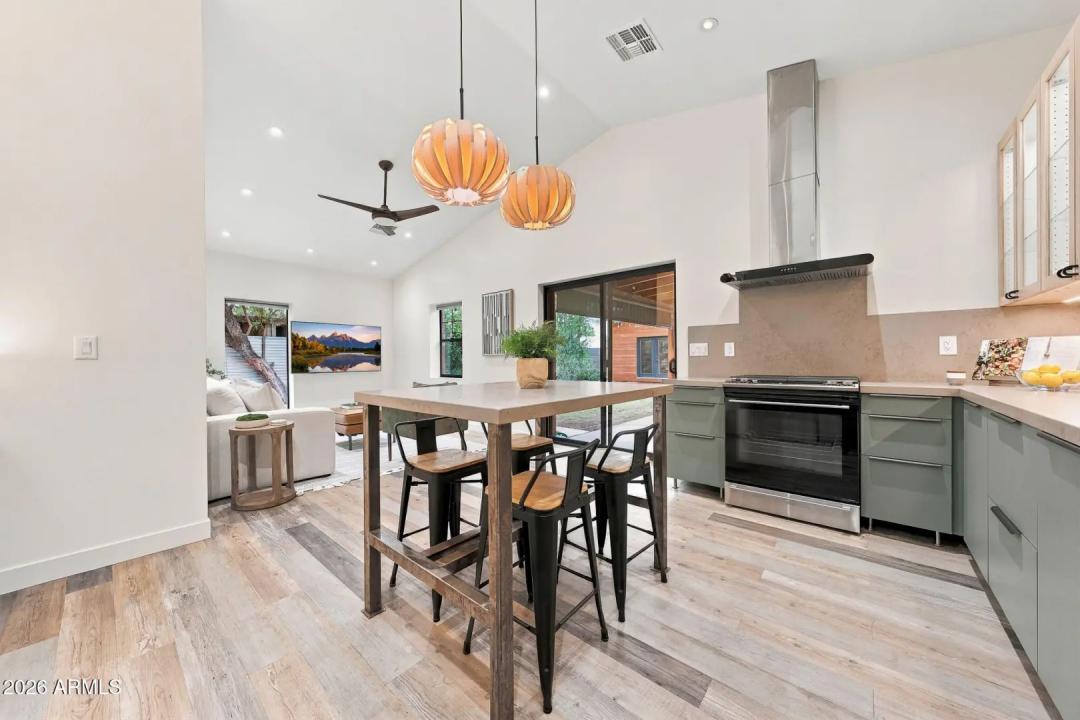 Real Estate Picture 9