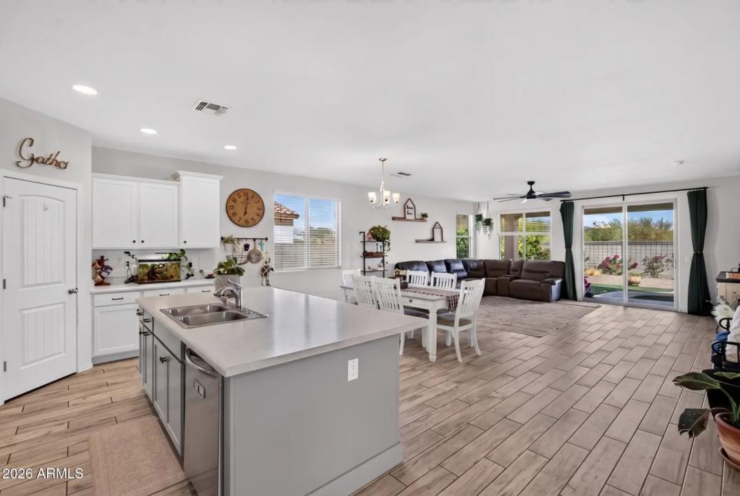 Real Estate Picture 4