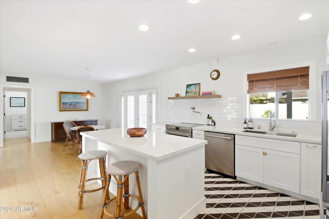 Real Estate Picture 3