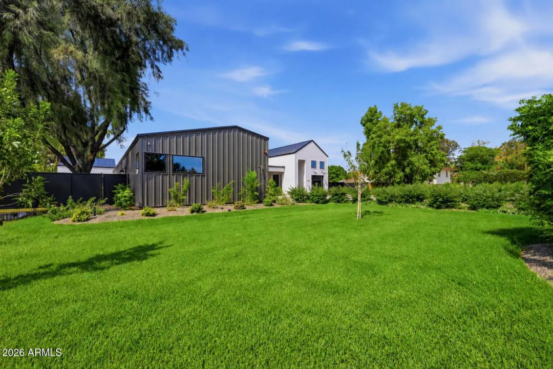 Real Estate Picture 3