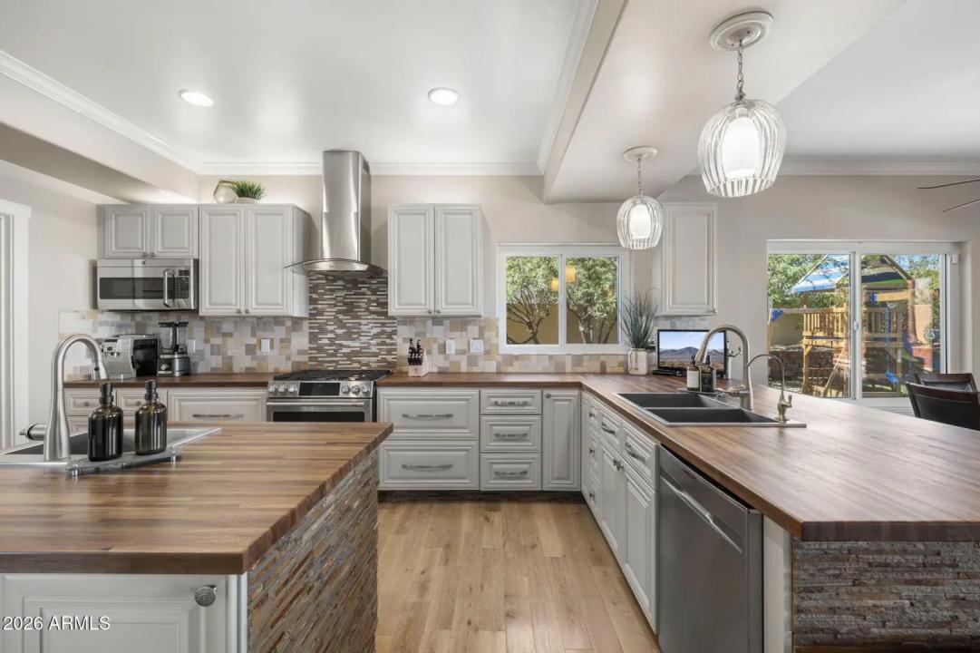 Real Estate Picture 4