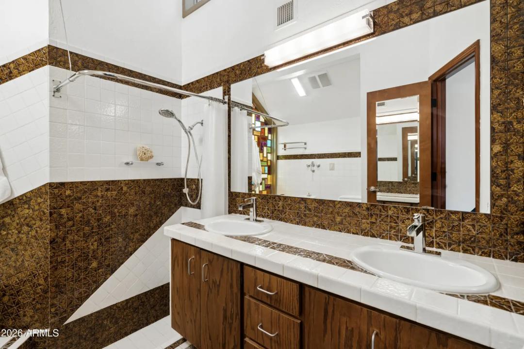 Real Estate Picture 24