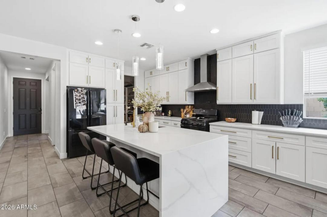 Real Estate Picture 8