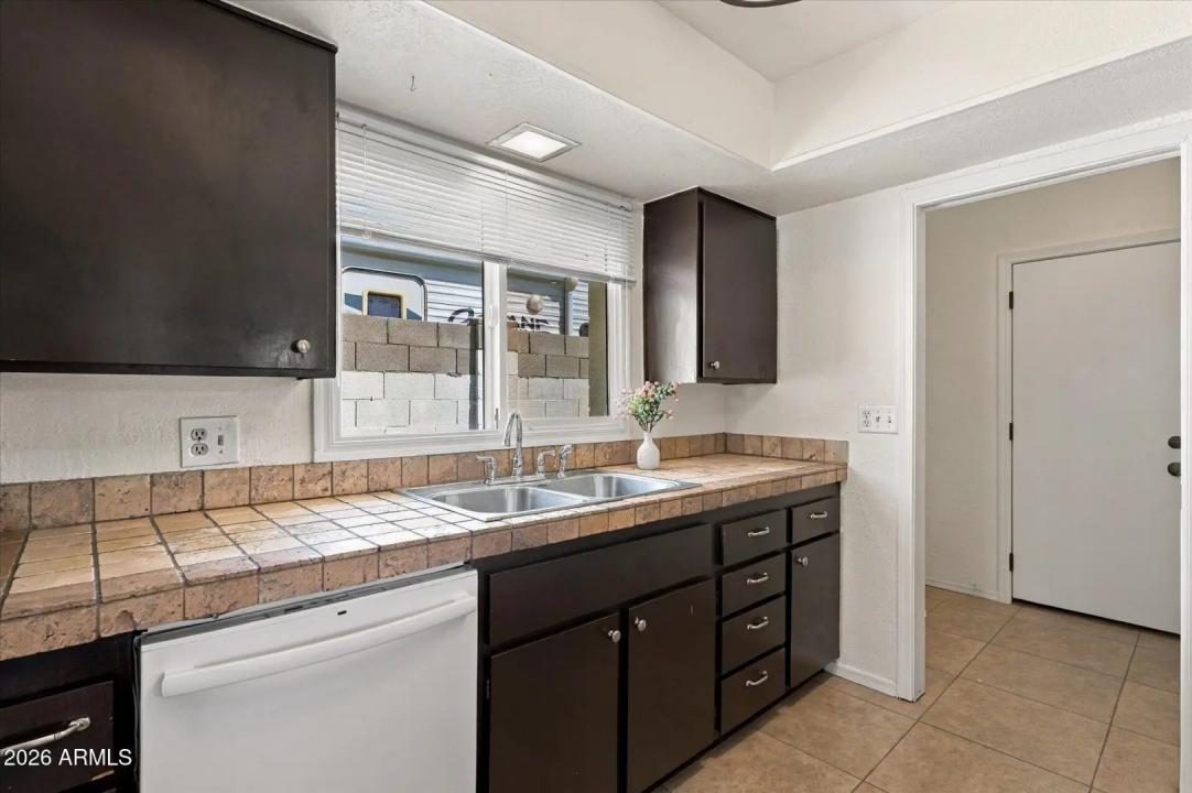 Real Estate Picture 3