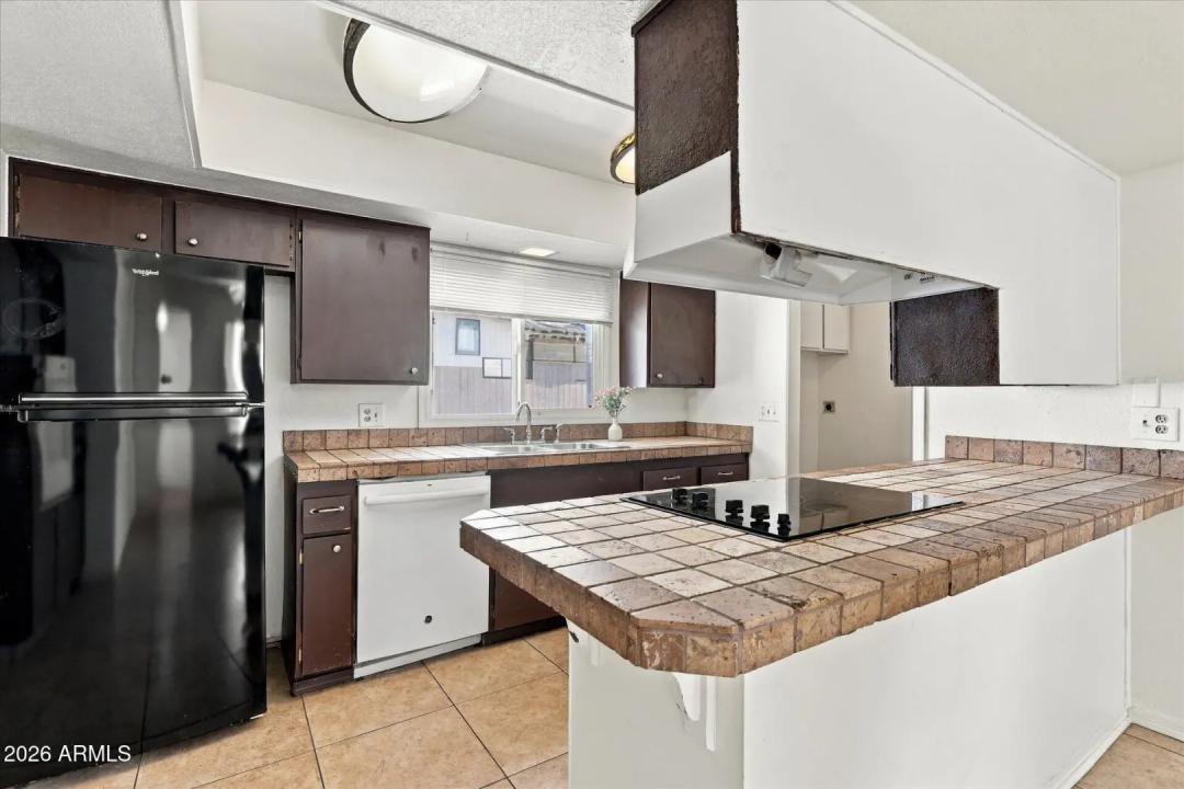Real Estate Picture 4