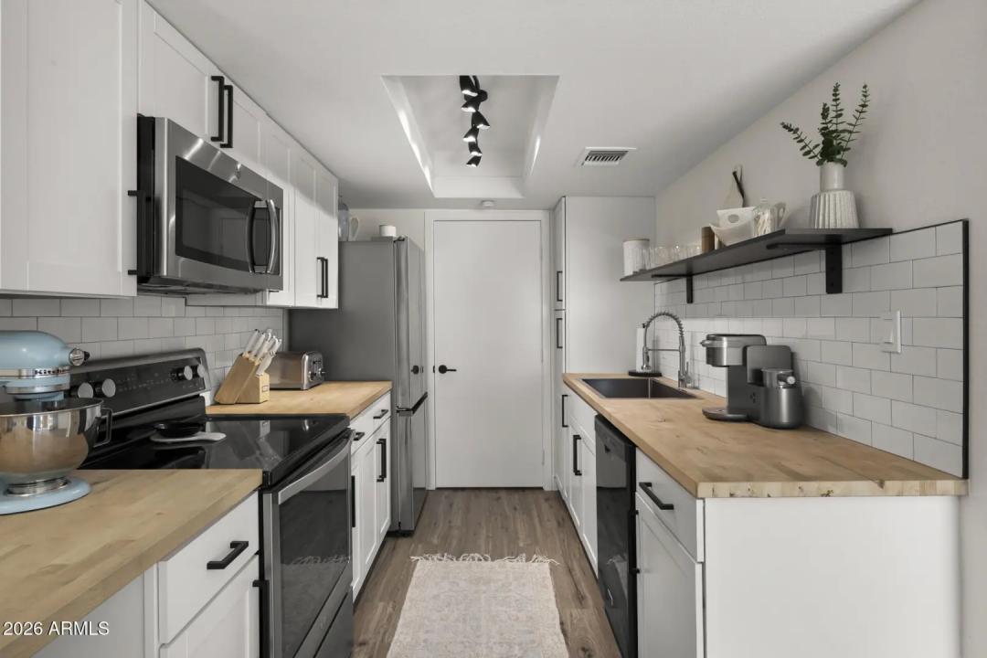 Real Estate Picture 8