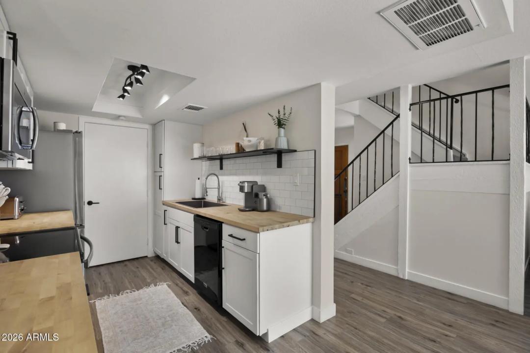 Real Estate Picture 7