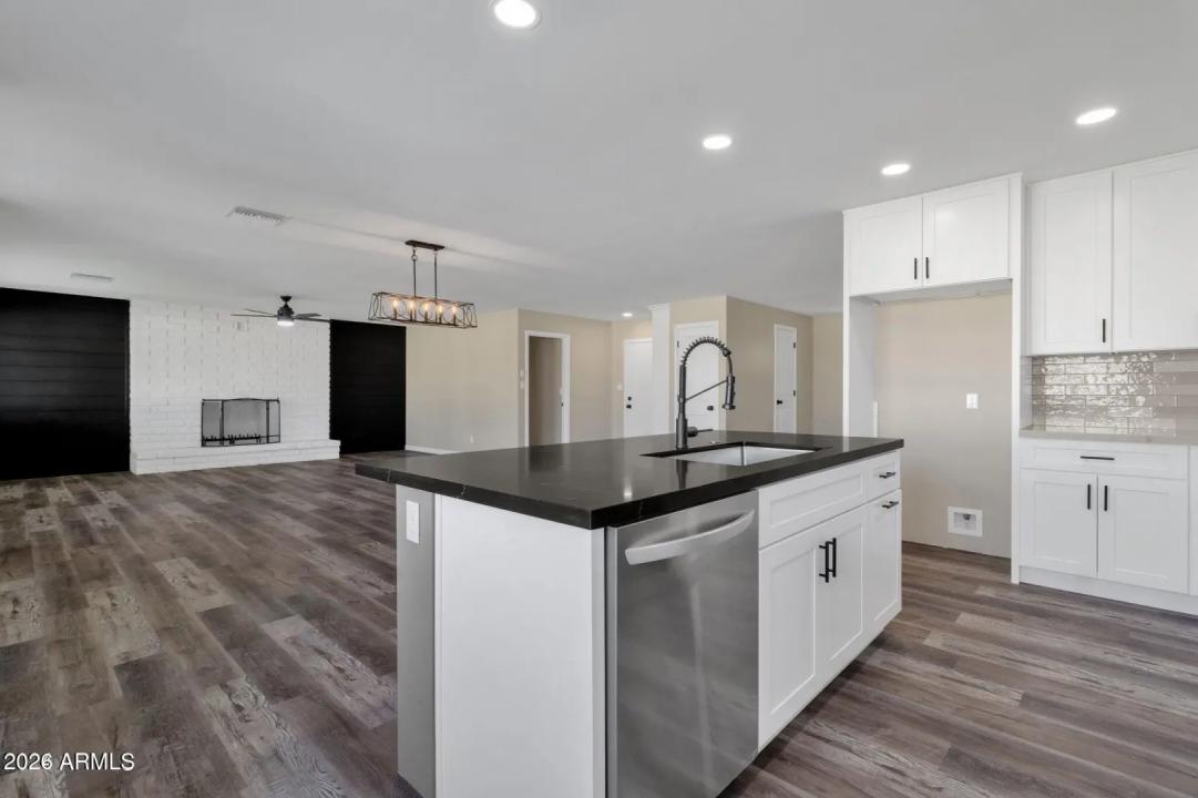 Real Estate Picture 12
