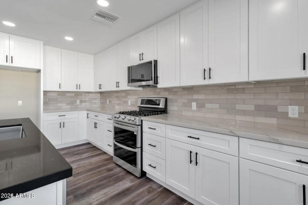 Real Estate Picture 14