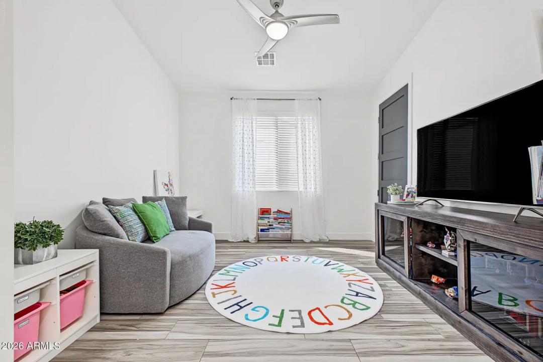 Real Estate Picture 14