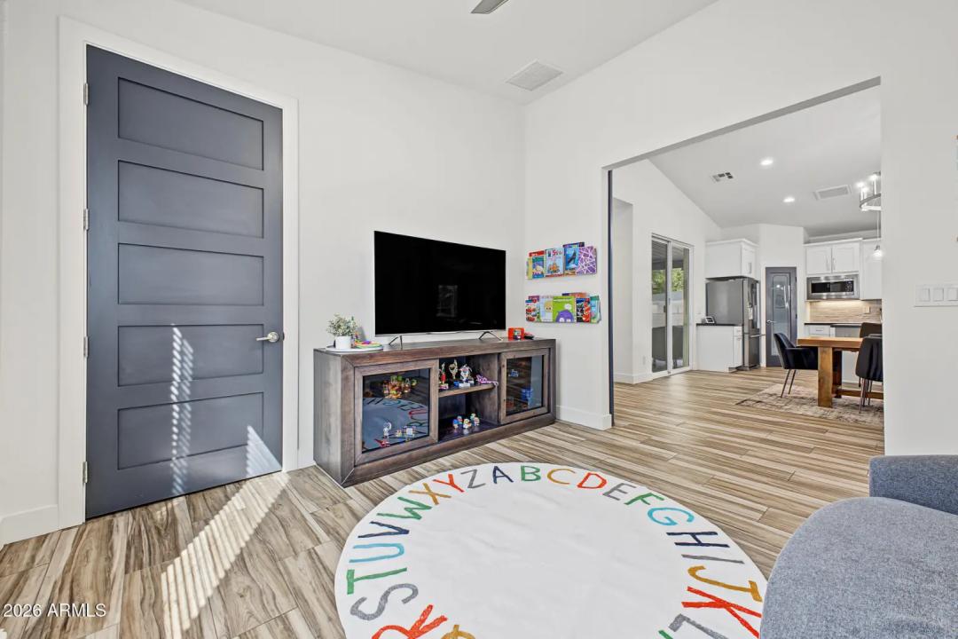 Real Estate Picture 16