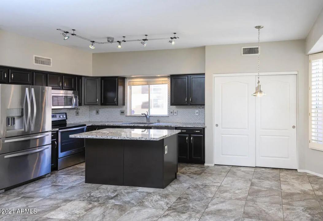 Real Estate Picture 5